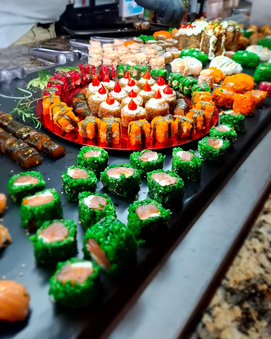 Hot rolls verdes com salmão